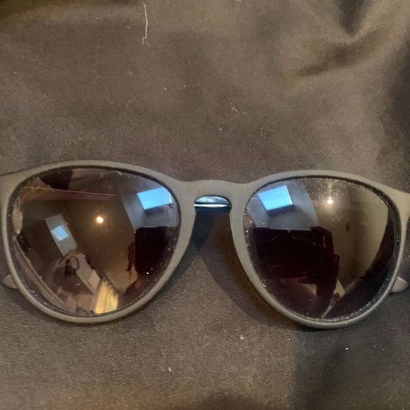 LIGHTLY USED CUTE BLACK SUNGLASSES - Picture 2 of 4